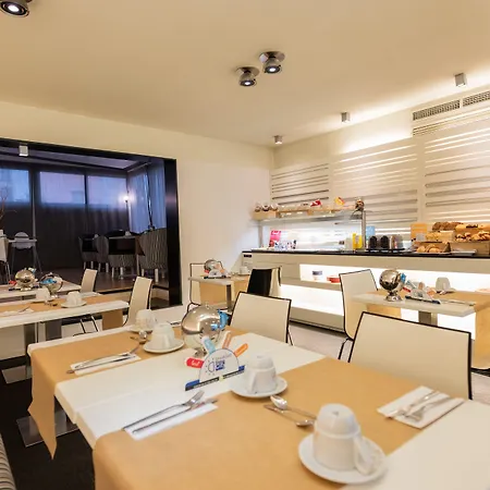 מלון Atenea Rekord 4*